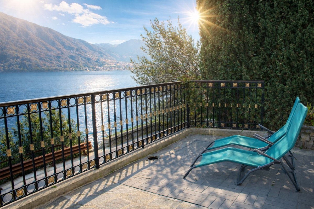 La terrazza con vista panoramica sul lago di Emilia - Asset